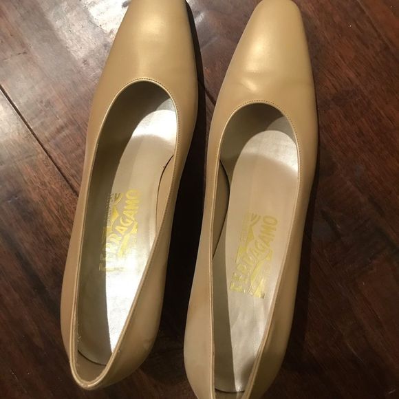Ferragamo leather iridescent beige pumps with silver kitten heels 8.5aa narrow - Picture 3 of 6